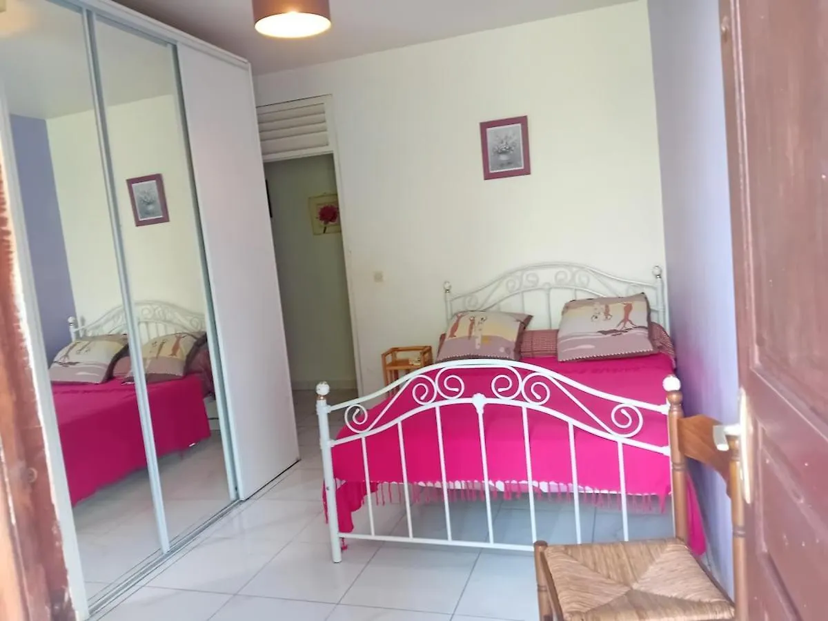Appartement Maison Perchee Face A La Riviere, Nature & Calme Petit-Bourg